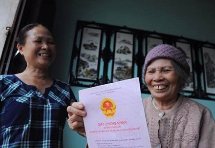 Vụ thuế đất oan 5,7 tỷ đồng được giải quyết, “sổ đỏ” đã trong tay cụ Lích - 3
Niềm vui của gia đình cụ Đàm Thị Lích khi cầm “sổ đỏ” trên tay.