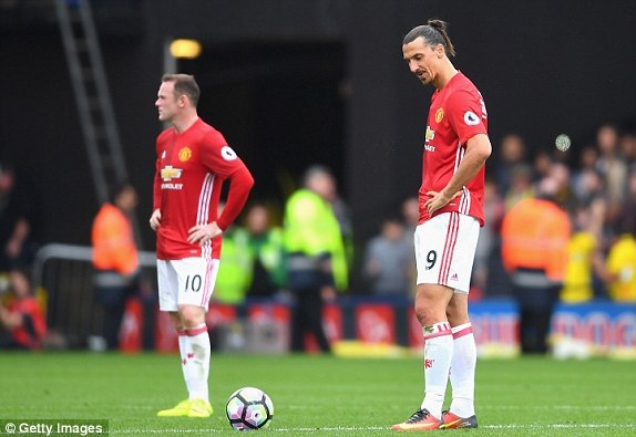 Watford 3-1 MU: Trái đắng cho Mourinho - 1
Rooney và Ibra chán nản khi phải giao bóng lại