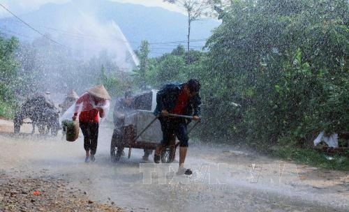 Mưa lũ diễn biến phức tạp, Hà Nội mưa giông - 1
Người dân di dời đến nơi an toàn trong mưa giông. (Ảnh: TTXVN)