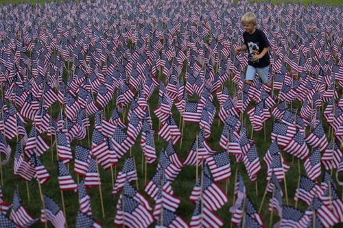 Một cậu bé đi qua khu vực cắm gần 3.000 lá cờ ở công viên Winnetka, bang Illinois, ngày 11/9/2016. (Nguồn: Reuters).