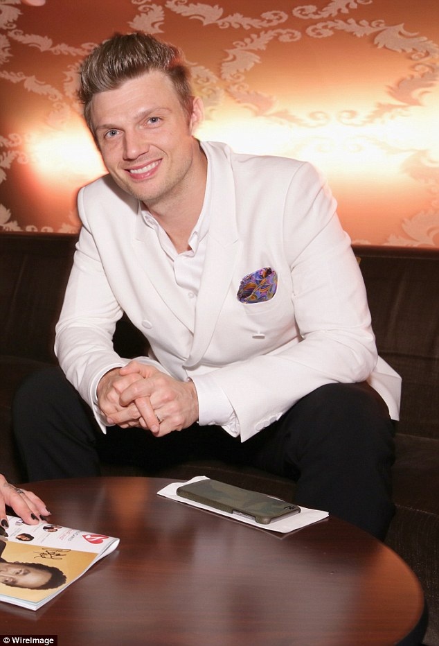 Nick Carter khoe ảnh vợ cho con bú - 6
Nick Carter và Lauren Kitt hẹn hò từ năm 2013 và kết hôn hơn 1 năm sau đó. Nick là thành viên cuối cùng của nhóm nhạc đình đám Backstreet Boys kết hôn và lên chức bố.