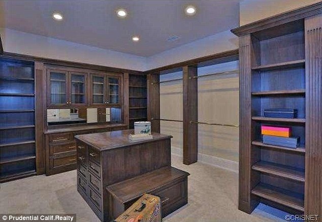 19 tuổi, Kylie Jenner mua được 3 ngôi nhà - 9
Phòng chứ quần áo sẽ có đủ chỗ cho cô nàng thời trang này cất đồ