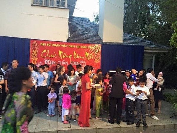 Hai nữ sinh xinh xắn kể chuyện đón Tết Việt ở Nam Phi - 2
Bác Đại sứ phát lì xì dịp năm mới cho các bạn nhỏ Việt tại Nam Phi.
