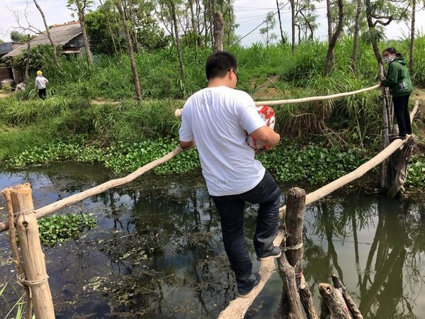 Du học sinh vượt cầu khỉ, mang Tết ấm hơn cho bà con Gò Công - 1
Với không ít DHS, việc đi qua chiếc cầu khỉ như thế này là thách thức không nhỏ.