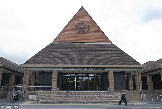 Gái xinh bị phạt tù 15 tháng vì đổ vạ cho người yêu cũ - 2
Bên ngoài tòa án Guildford Crown Court, nơi vụ việc được xét xử.