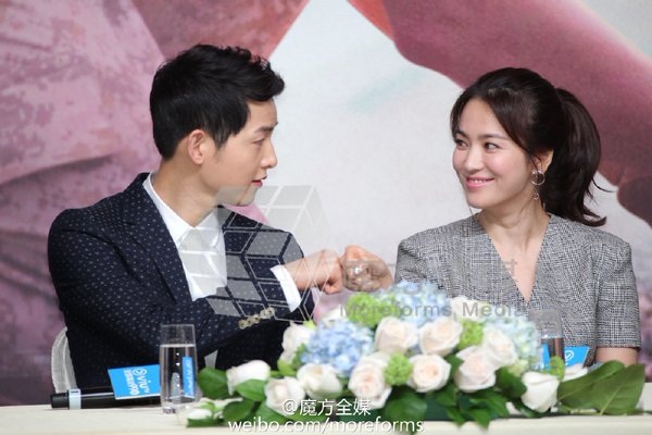 Song Hye Kyo khen bạn trai "tin đồn" Song Joong Ki nam tính - 1
Song Hye Kyo và Song Joong Ki giao lưu với truyền thông, khán giả tại Hồng Kông, tháng 4/2016.