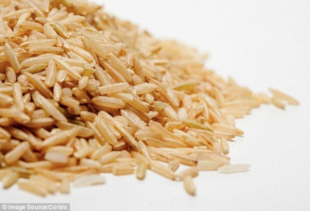 Thực phẩm giàu protein cung cấp tryptophan, một a xít amin sẽ chuyển thành các hoóc môn serotonin và melatonin – cả hai đều giúp cho giấc ngủ