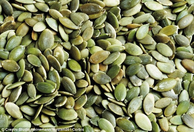 Hạt bí ngô rắc lên sa lát hoặc nghiền nhỏ và cho vào sinh tố có thể giúp bạn dễ ngủ nhờ lượng magiê.