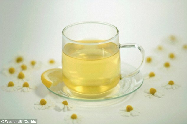 Các loại trà thảo dược an thần như trà hoa cúc có thể giúp bạn ngủ ngon.