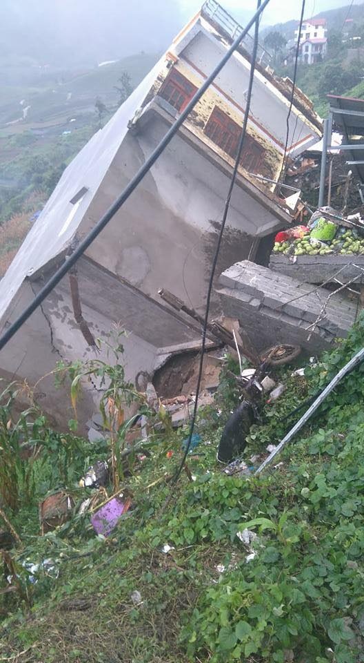 Nhà 4 tầng đổ sập trong mưa bão - 2
Ngôi nhà 4 tầng bị đổ nghiêng hẳn sau trận mưa lớn kéo dài và sạt lở đất. (Ảnh do người dân cung cấp cho Dân trí)