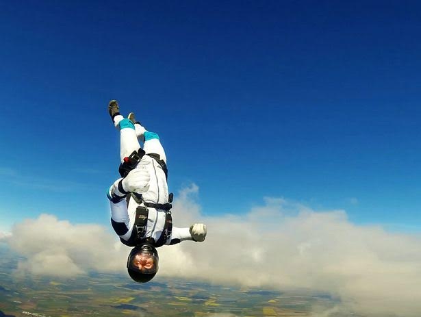 Nhảy dù để lấy không khí sạch bán - 1
Jakob vừa nhảy dù vừa thu thập không khí sạch.
