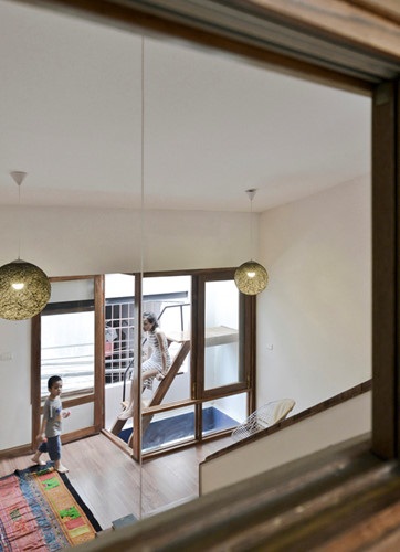 Căn nhà Việt Nam được trang kiến trúc hàng đầu thế giới đánh giá cao - 7
Cửa sổ nhỏ và giếng trời được khéo léo thiết kế cùng nhau để lấy ánh sáng cho ngôi nhà