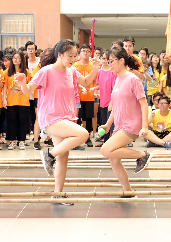 Teen Ams nhảy sạp, ném còn đón Trung thu sớm - 2
Để hoàn thành thử thách của trò chơi này, 2 người chơi phải phối hợp với nhau thật nhịp nhàng, ăn ý