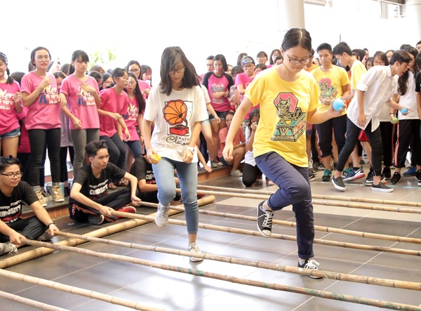 Teen Ams nhảy sạp, ném còn đón Trung thu sớm - 3
Thay vì những bản tình ca của núi rừng Tây Bắc, teen Ams nhảy sạp trên nền các bài nhạc EDM hiện đại