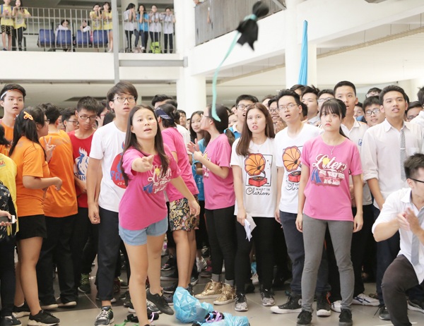 Teen Ams nhảy sạp, ném còn đón Trung thu sớm - 4
Trò chơi ném còn mô phỏng lễ hội dân gian ném còn giao duyên của người dân tộc Thái