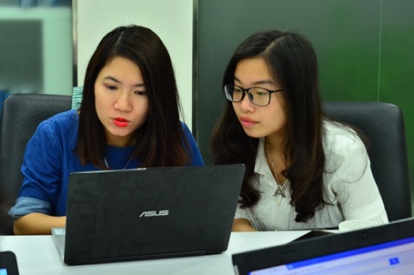 Tư vấn cách làm bài thi Olympic tiếng Anh THCS và lên kế hoạch học tiếng Anh toàn diện - 5 Bạn Như Anh (bên phải) đang tư vấn cho bạn đọc.