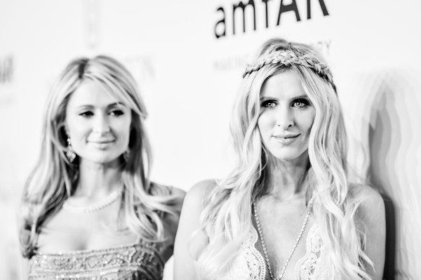 Paris Hilton đưa em gái bầu bí dự tiệc - 1
Paris Hilton và em gái Nicky Hilton dự bữa tiệc từ thiện tại New York ngày 11/2 vừa qua