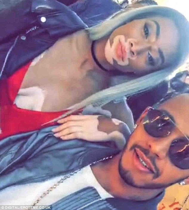 
Tay đua công thức 1 Lewis Hamilton cùng Winnie Harlow đi xem 1 show thời trang. Cặp đôi này đang dính tin đồn tình cảm cùng nhau
