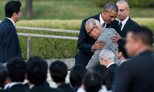 Tổng thống Obama đặt hoa tưởng niệm nạn nhân bom nguyên tử tại Hiroshima - 3
Ông Obama ôm một nạn nhân còn sống sót trong vụ thả bom nguyên tử Hiroshima. (Ảnh: AFP)