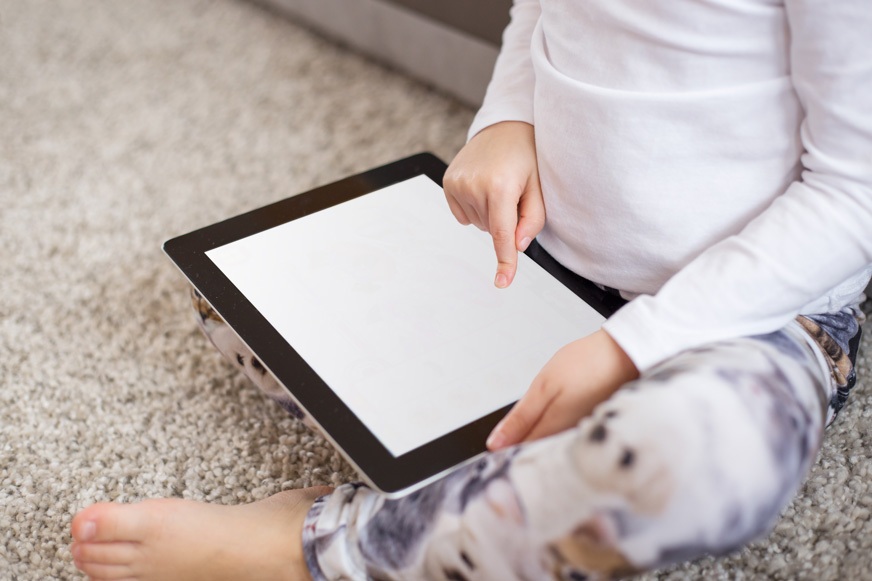 Bố trẻ Sài thành: Tôi hối hận vì đã đẩy con về phía “bảo mẫu ipad” - 1
Ipad vừa là “bảo mẫu”, vừa là bạn, vừa là món đồ chơi, trò chơi duy nhất của nhiều trẻ em hiện đại. Ảnh mang tính minh họa.