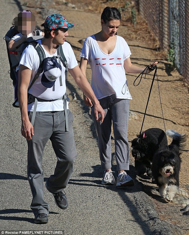 
Mila Kunis và chồng Ashton Kutcher đưa con gái nhỏ Wyatt đi dạo trên đường phố Los Angeles, California ngày 27/7 vừa qua
