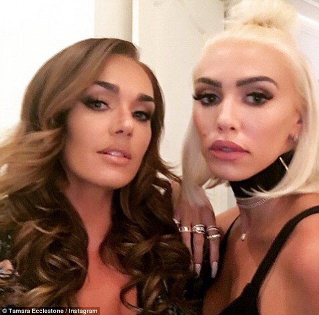 Con gái tỷ phú F1 gây choáng với mặt khác lạ - 2
Petra Stunt có gương mặt cứng đờ, sưng phồng kỳ lạ....