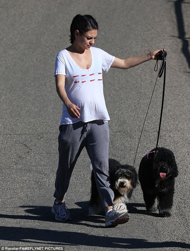 
Thật khó tin là người đẹp từng được bình chọn là gợi tình nhất thế giới Mila Kunis trông lôi thôi tới vậy khi bế bụng ra phố
