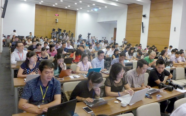 
Buổi họp báo sau nhậm chức của bà Nguyễn Thị Kim Ngân thu hút sự quan tâm của đông đảo phóng viên báo chí. (Ảnh: Quang Phong)
