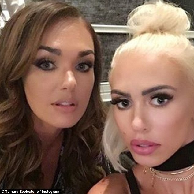 Con gái tỷ phú F1 gây choáng với mặt khác lạ - 1
Tamara Ecclestone khoe ảnh chụp với em gái Petra Stunt trên trang cá nhân ngày 23/8 vừa qua