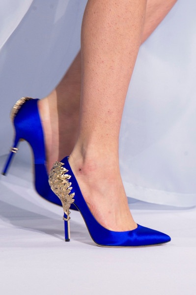 
Ralph & Russo lăng xê giày cao gót xanh nước biển, đế đính họa tiết kim loại
