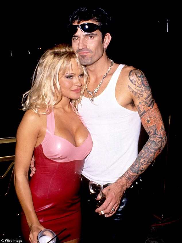 Biểu tượng sex đi tiệc cùng con trai bảnh bao - 10
Pamela và người chồng đầu tiên Tommy Lee, sau đó người đẹp kết hôn thêm 2 lần và hẹn hò với nhiều người nhưng các cuộc tình đều kết thúc chóng vánh.