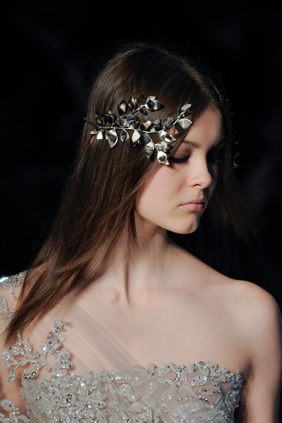 
Nơ cài tóc của Zhair Murad - dành cho những tiểu thư yểu điệu.
