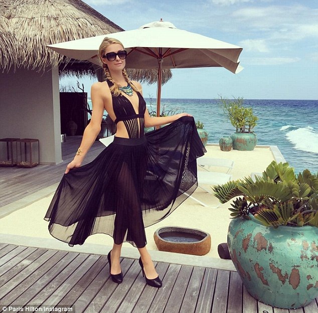Paris Hilton tung loạt ảnh áo tắm nóng bỏng - 3
Paris Hilton liên tục thay trang phục và tạo dáng quyến rũ trước biển