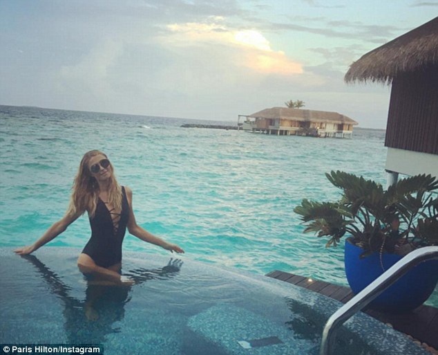 Paris Hilton tung loạt ảnh áo tắm nóng bỏng - 6
Dù không còn quá trẻ nhưng Paris vẫn là cái tên được giới săn tin săn đón như nhiều năm trước đây