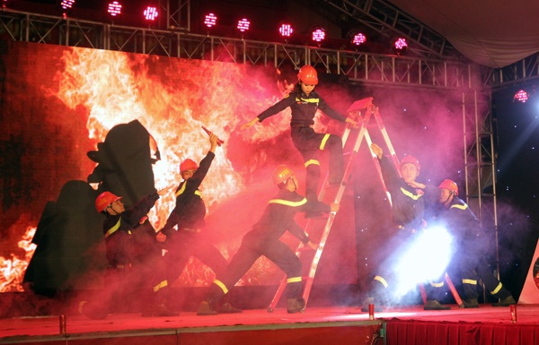 Cặp đôi tài sắc đăng quang SV thanh lịch ĐH Phòng cháy chữa cháy - 4
Màn trình diễn kịch hình thể Anh hùng trong biển lửa của cặp đôi đạt giải Nhất Nguyễn Thị Huyền Trang và Nguyễn Tuấn Dũng