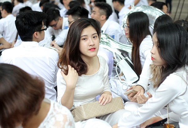 Xao xuyến tà áo dài nữ sinh Phan Đình Phùng ngày bế giảng - 5 Xao xuyến tà áo dài nữ sinh Phan Đình Phùng ngày bế giảng - 5