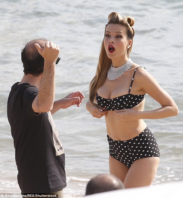 
Siêu mẫu Séc Petra Nemcova có buổi chụp hình tại Cannes ngày 18/5 vừa qua
