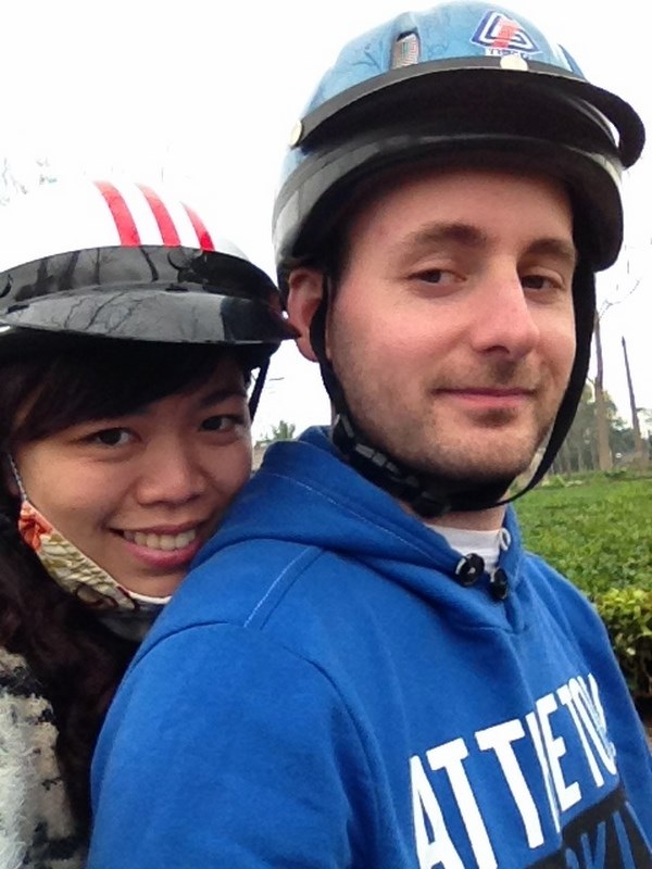 
Péter rất thích trà Việt. Anh và vợ đi thăm đồi chè Tân Cương, Thái Nguyên
