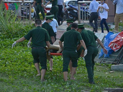 
Thi thể nạn nhân Phạm Tấn Cường, 46 tuổi được tìm thấy đầu tiên, trên khu vực biển Thanh Khê (ảnh: VOV).

