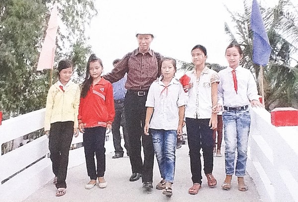 Nhân ái làm nên cuộc đời tôi… - 2
Ông Phạm Huy Hoàn cùng các cháu học sinh dự Lễ khánh thành cầu Dân trí ở Hậu Giang