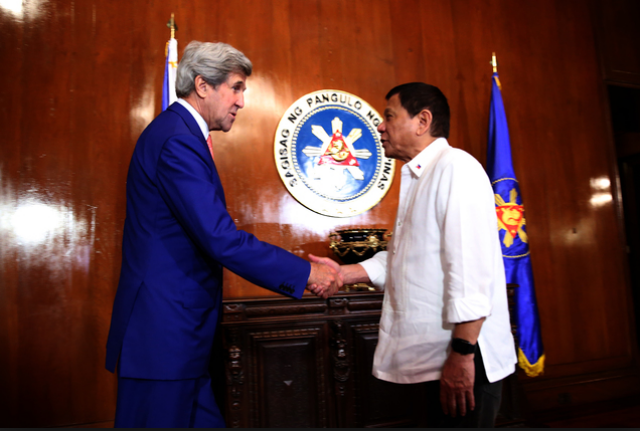 
Ngoại trưởng Mỹ John Kerry hội kiến Tổng thống Philippines Rodrigo Duterte. (Ảnh: Getty)
