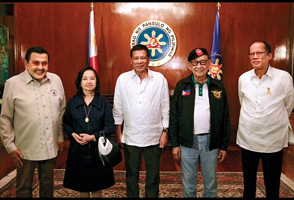 5 đời tổng thống Philippines họp bàn cách đàm phán với Trung Quốc - 1
5 đời tổng thống Philippines họp bàn cách đàm phán với Trung Quốc. (Ảnh: PhilStar)