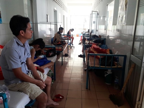 Bắc Tây Nguyên bùng phát sốt xuất huyết, Gia Lai ban bố tình trạng khẩn cấp phun thuốc diệt muỗi - 1 Bệnh nhân SXH tại bệnh viện Gia Lai đã quá tải. Ảnh Đình Văn.