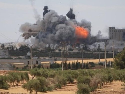 Lực lượng dân chủ Syria giành quyền kiểm soát 70% Manbij từ tay IS - 1 Quân đội Mỹ yểm trợ mạnh mẽ cho SDF trong chiến dịch đánh chiếm thành phố Manbij ở phía bắc Syria