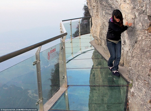 Cầu sàn kính cheo leo ở độ cao hơn 1.400m ở Trung Quốc - 8
Cầu sàn kính vẫn thu hút nhiều người hiếu kì ở Trung Quốc mặc dù từng xảy ra sự cố với loại hình du lịch này. (Ảnh: Dailymail)