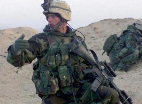 Mỹ phát triển áo chống đạn Tơ rồng - 1 Binh sĩ Mỹ với áo chống đạn Kevlar.
