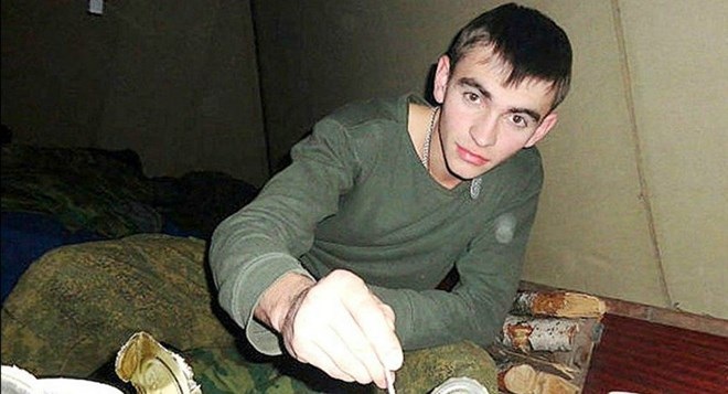 Vợ lính đặc nhiệm Nga xả thân diệt IS đã sinh hạ con gái - 1 Alexander Prokhorenko đã yêu cầu không kích hủy diệt vị trí của anh để không rơi vào tay IS (Nguồn: Sputnik)