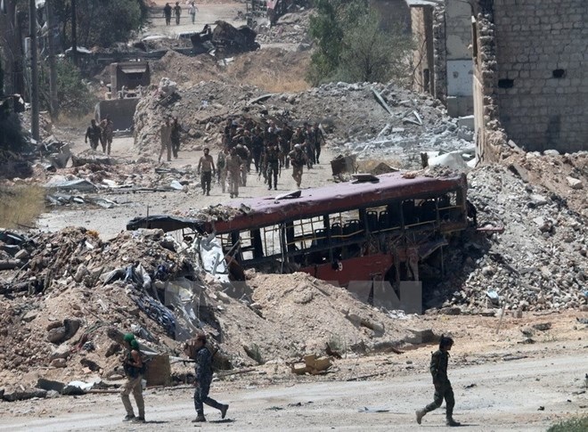 Syria: Nga lên tiếng về "kế hoạch tấn công" ở thành phố Aleppo - 1 Binh sỹ quân đội Chính phủ Syria tuần tra tại thị trấn Leramun,ngoại ô phía tây bắc tỉnh Aleppo sau khi giành lại quyền kiểm soát khu vực này. (Nguồn: AFP/TTXVN)