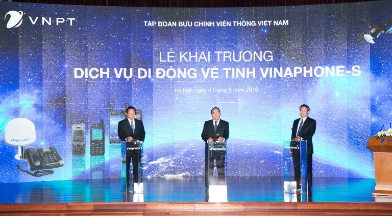 VNPT Vinaphone khai trương dịch vụ di động vệ tinh VinaPhone-S - 1
Thủ tướng nhấn nút khai trương dịch vụ vệ tinh VinaPhone-S