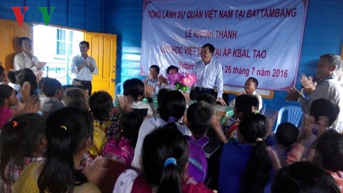Xây tặng trường học trên Biển Hồ cho con em Việt kiều tại Campuchia - 1 Tổng lãnh sự quán Việt Nam tại Battambang khánh thành trường học cho con em Việt kiều.